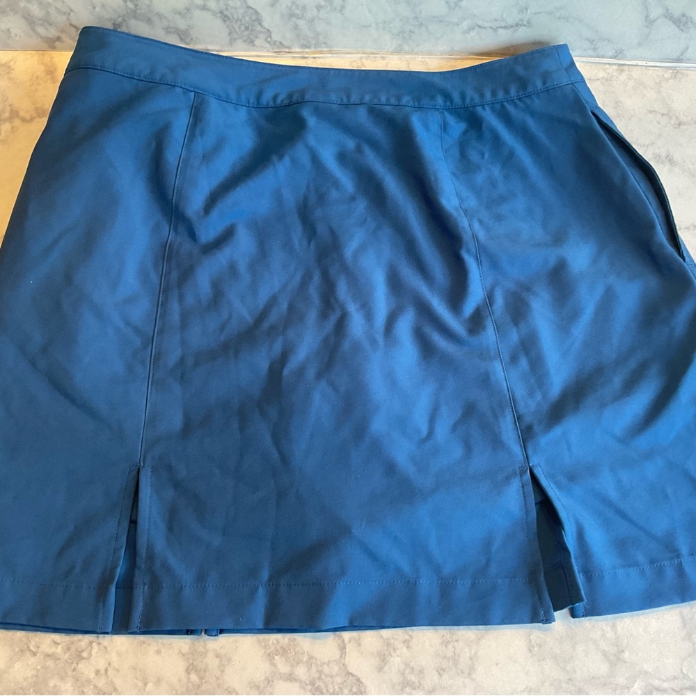 Ashworth  Blue Skort size 8 paired with multicolor geometric top - Picture 4 of 7